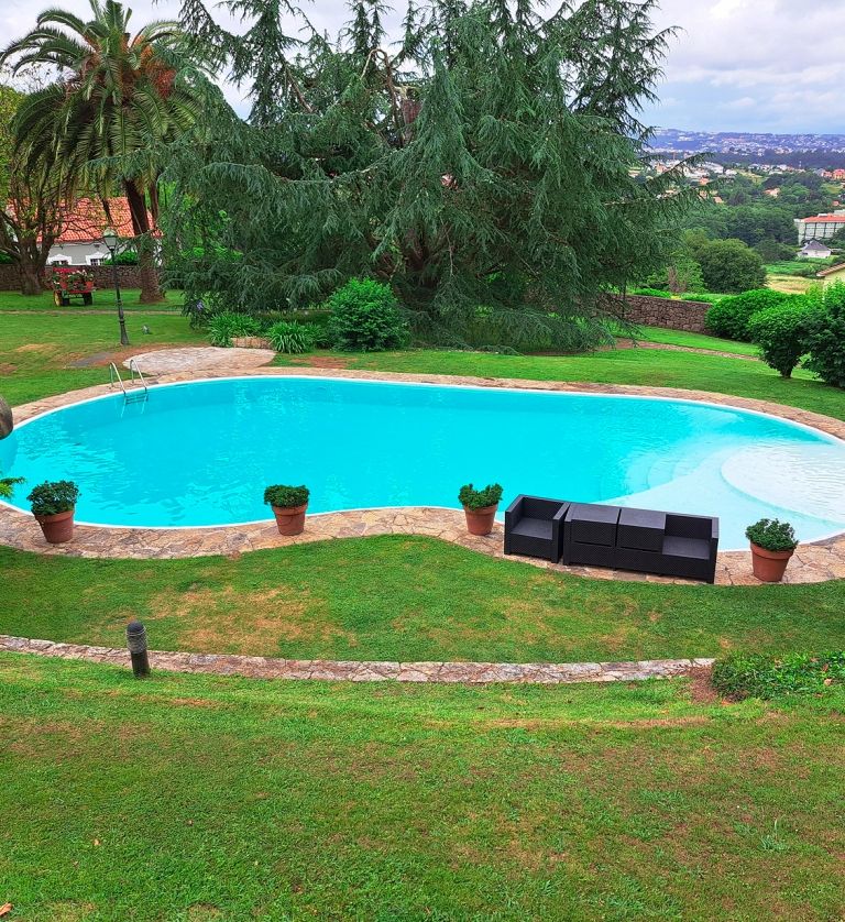 Piscina con jardín