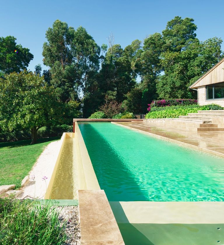 Piscina con jardín